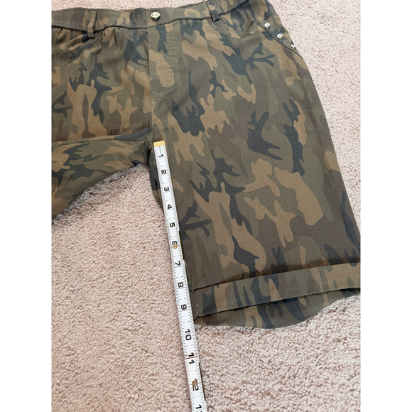 Womens THRILL Camo Bermuda Shorts Med Green Brown Military Urban Core Y2k Grunge - Picture 8 of 14